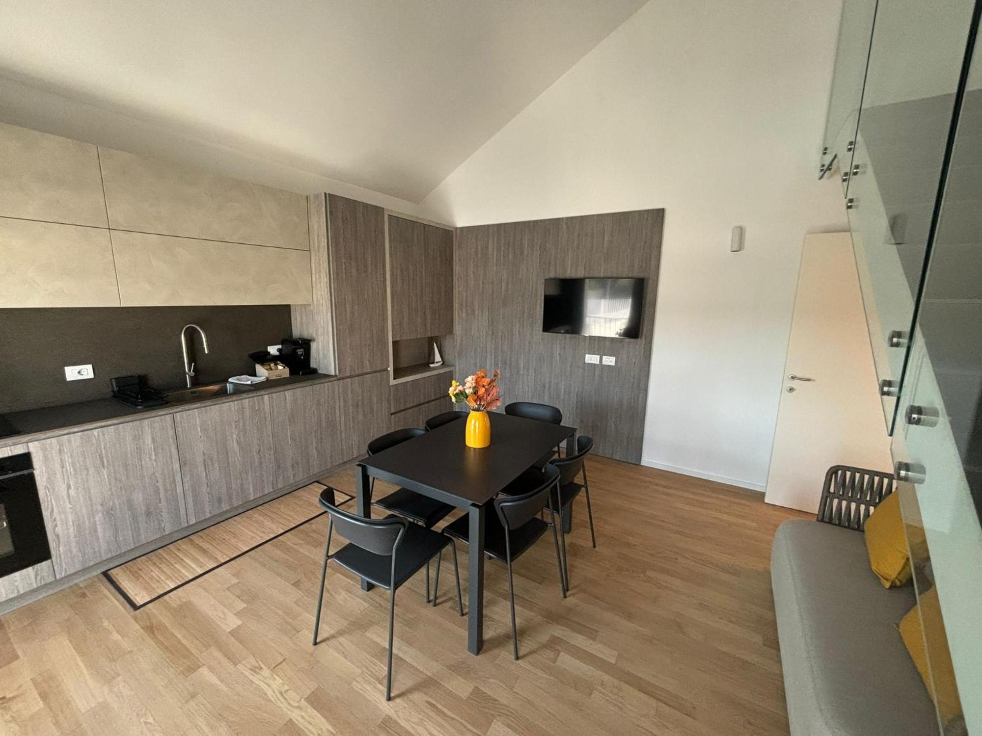 Luxury Apartment *